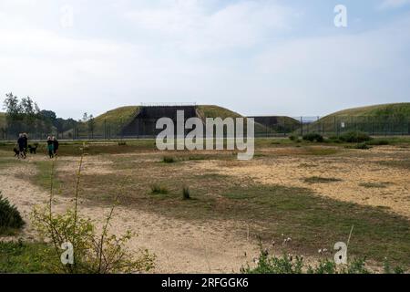 Silos abandonnés pour missiles de croisière sur Greenham Common, Royaume-Uni, anciennement une base nucléaire de l'USAF. Le commun est maintenant une réserve naturelle. Banque D'Images