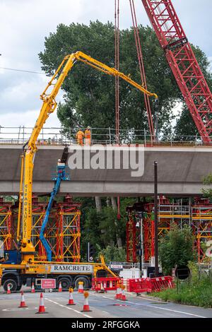 Harefield, Royaume-Uni. 3 août 2023. La construction par Align JV se poursuit sur le viaduc HS2 à grande vitesse de Colne Valley. Moorhall Road (photo) à Harefield, dans le quartier londonien de Hillingdon, est actuellement fermé à la circulation car des structures de soutènement temporaires sont mises en place à travers la route sous des segments de viaduc qui sont assemblés par une grue sur chenilles. Le viaduc de Colne Valley traversera Moorhall Road entre les lacs Korda et Savay, juste au sud du canal Grand Union. L'Infrastructure and Projects Authority, a placé le projet HS2 de plusieurs milliards de livres entre Londres an Banque D'Images