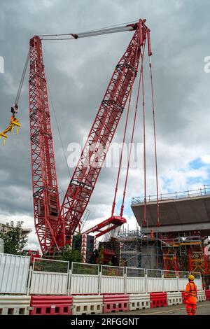 Harefield, Royaume-Uni. 3 août 2023. La construction par Align JV se poursuit sur le viaduc HS2 à grande vitesse de Colne Valley. Moorhall Road (photo) à Harefield, dans le quartier londonien de Hillingdon, est actuellement fermé à la circulation car des structures de soutènement temporaires sont mises en place à travers la route sous des segments de viaduc qui sont assemblés par une grue sur chenilles. Le viaduc de Colne Valley traversera Moorhall Road entre les lacs Korda et Savay, juste au sud du canal Grand Union. L'Infrastructure and Projects Authority, a placé le projet HS2 de plusieurs milliards de livres entre Londres an Banque D'Images