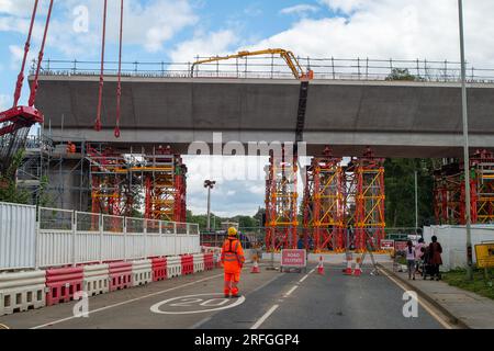 Harefield, Royaume-Uni. 3 août 2023. La construction par Align JV se poursuit sur le viaduc HS2 à grande vitesse de Colne Valley. Moorhall Road (photo) à Harefield, dans le quartier londonien de Hillingdon, est actuellement fermé à la circulation car des structures de soutènement temporaires sont mises en place à travers la route sous des segments de viaduc qui sont assemblés par une grue sur chenilles. Le viaduc de Colne Valley traversera Moorhall Road entre les lacs Korda et Savay, juste au sud du canal Grand Union. L'Infrastructure and Projects Authority, a placé le projet HS2 de plusieurs milliards de livres entre Londres an Banque D'Images