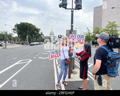 3 août 2023, Washington DC, Maryland : (NOUVEAU) Trump sera traduit en justice devant le tribunal de Washington DC. 03 août 2023, Washington DC, Maryland, États-Unis : l'ancien président américain, Donald J. Trump est prévu d'être traduit en justice à E. Barrett Prettyman, palais de justice des États-Unis à Washington DC jeudi (03) après avoir été inculpé par le conseil spécial Jack Smith pour des efforts présumés pour renverser l'élection de 2020. Il s'agit de son troisième acte d'accusation après avoir quitté le bureau. Crédit : Steven Ramaherison/Thenews2 (photo : Steven Ramaherison/Thenews2/Zumapress) (image de crédit : © Steven Ramaherison/TheNEWS2 via ZUMA Press Wire) MODIFIER Banque D'Images