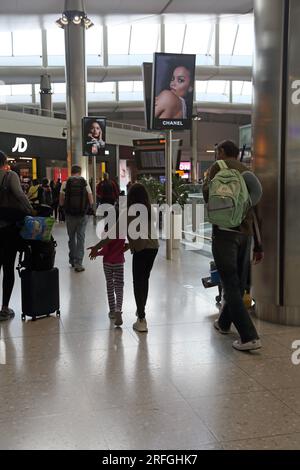 Aéroport de Londres Heathrow Angleterre personnes dans les boutiques hors taxes du terminal 2 Banque D'Images