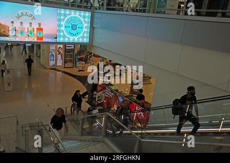 Aéroport de Londres Heathrow Angleterre personnes sur les escalators terminal 2 Banque D'Images