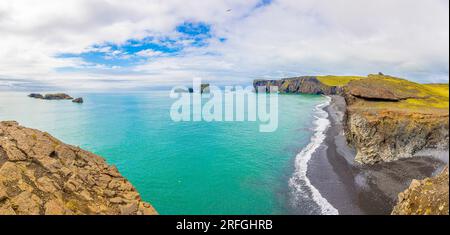 Vue sur les arches naturelles de la plage noire Reynisfjara dans le sud de l'Islande en été Banque D'Images