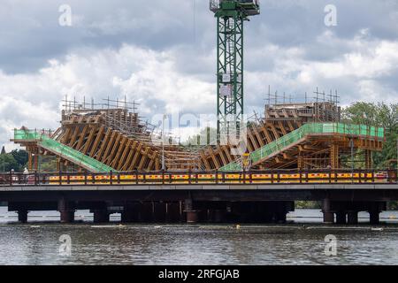 Harefield, Royaume-Uni. 3 août 2023. Construction des jetées du viaduc de Colne Valley HS2 sur le lac autrefois occupé par le Hillingdon Outdoor Activities Centre (HOAC). Le populaire et très apprécié HOAC a dû fermer en raison des travaux de HS2. L’Infrastructure and Projects Authority a placé le projet HS2 de plusieurs milliards de livres sterling entre Londres et Birmingham sur la liste des dangers, qualifiant le projet comme il est « irréalisable ». Mark Thurston, PDG de HS2, a démissionné il y a deux semaines. Crédit : Maureen McLean/Alamy Live News Banque D'Images