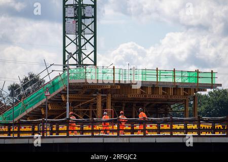 Harefield, Royaume-Uni. 3 août 2023. Construction des jetées du viaduc de Colne Valley HS2 sur le lac autrefois occupé par le Hillingdon Outdoor Activities Centre (HOAC). Le populaire et très apprécié HOAC a dû fermer en raison des travaux de HS2. L’Infrastructure and Projects Authority a placé le projet HS2 de plusieurs milliards de livres sterling entre Londres et Birmingham sur la liste des dangers, qualifiant le projet comme il est « irréalisable ». Mark Thurston, PDG de HS2, a démissionné il y a deux semaines. Crédit : Maureen McLean/Alamy Live News Banque D'Images