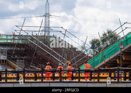 Harefield, Royaume-Uni. 3 août 2023. Construction des jetées du viaduc de Colne Valley HS2 sur le lac autrefois occupé par le Hillingdon Outdoor Activities Centre (HOAC). Le populaire et très apprécié HOAC a dû fermer en raison des travaux de HS2. L’Infrastructure and Projects Authority a placé le projet HS2 de plusieurs milliards de livres sterling entre Londres et Birmingham sur la liste des dangers, qualifiant le projet comme il est « irréalisable ». Mark Thurston, PDG de HS2, a démissionné il y a deux semaines. Crédit : Maureen McLean/Alamy Live News Banque D'Images