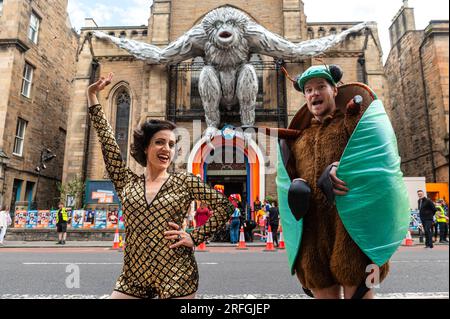 Les artistes devant le « Skywalker » de l’artiste australienne Lisa Roet – un gigantesque Skywalker Gibbon gonflable – est gonflé au-dessus de House of Oz, marquant une nouvelle silhouette emblématique qui rejoint la Skyline Fringe. Le lieu est situé dans King’s Hall. Crédit : Euan Cherry Banque D'Images