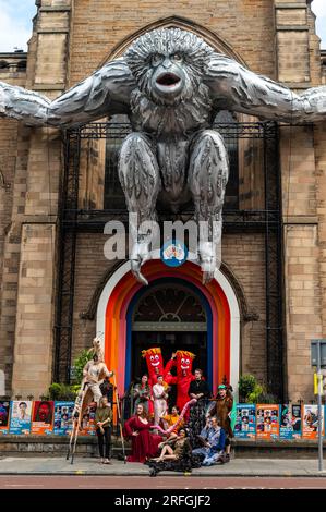 Les artistes devant le « Skywalker » de l’artiste australienne Lisa Roet – un gigantesque Skywalker Gibbon gonflable – est gonflé au-dessus de House of Oz, marquant une nouvelle silhouette emblématique qui rejoint la Skyline Fringe. Le lieu est situé dans King’s Hall. Crédit : Euan Cherry Banque D'Images