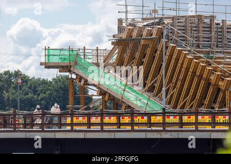 Harefield, Royaume-Uni. 3 août 2023. Construction des jetées du viaduc de Colne Valley HS2 sur le lac autrefois occupé par le Hillingdon Outdoor Activities Centre (HOAC). Le populaire et très apprécié HOAC a dû fermer en raison des travaux de HS2. L’Infrastructure and Projects Authority a placé le projet HS2 de plusieurs milliards de livres sterling entre Londres et Birmingham sur la liste des dangers, qualifiant le projet comme il est « irréalisable ». Mark Thurston, PDG de HS2, a démissionné il y a deux semaines. Crédit : Maureen McLean/Alamy Live News Banque D'Images