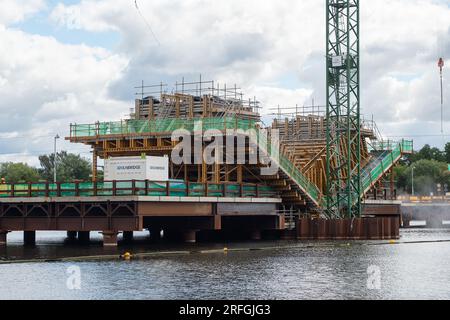 Harefield, Royaume-Uni. 3 août 2023. HS2 lavaient par jet une substance blanche, peut-être du béton aujourd'hui et le surjet allait dans le lac (à droite) contaminant peut-être l'eau. Construction des jetées du viaduc de Colne Valley HS2 sur le lac autrefois occupé par le Hillingdon Outdoor Activities Centre (HOAC). Le populaire et très apprécié HOAC a dû fermer en raison des travaux de HS2. L’Infrastructure and Projects Authority a placé le projet HS2 de plusieurs milliards de livres sterling entre Londres et Birmingham sur la liste des dangers, qualifiant le projet comme il est « irréalisable ». HS2 CEO M Banque D'Images