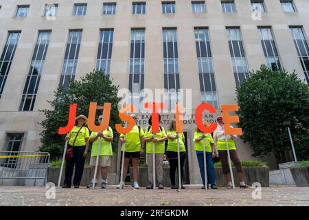 Washington, États-Unis. 03 août 2023. Des manifestants tenant une pancarte qui dit "Justice" se tiennent devant le palais de justice fédéral E. Barrett Prettyman devant la mise en accusation de l'ancien président Donald Trump pour subversion électorale, à Washington DC, le jeudi 3 août 2023. Le conseiller spécial Jack Smith a inculpé l'ancien président de quatre chefs d'accusation en lien avec ses actions avant et après l'attaque du 6 janvier contre le Capitole des États-Unis. Photo Bonnie Cash/UPI crédit : UPI/Alamy Live News Banque D'Images