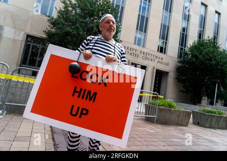 Washington, États-Unis. 03 août 2023. Un manifestant tient une affiche « Lock Him Up » devant le palais de justice fédéral E. Barrett Prettyman devant la mise en accusation de l'ancien président Donald Trump pour subversion électorale, à Washington DC, le jeudi 3 août 2023. Le conseiller spécial Jack Smith a inculpé l'ancien président de quatre chefs d'accusation en lien avec ses actions avant et après l'attaque du 6 janvier contre le Capitole des États-Unis. Photo Bonnie Cash/UPI crédit : UPI/Alamy Live News Banque D'Images