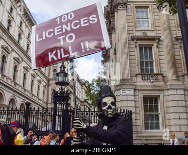 Londres, Angleterre, Royaume-Uni. 3 août 2023. Les manifestants climatiques se rassemblent devant Downing Street en réponse à la délivrance par le gouvernement britannique de 100 nouvelles licences pétrolières et gazières. (Image de crédit : © Vuk Valcic/ZUMA Press Wire) USAGE ÉDITORIAL SEULEMENT! Non destiné à UN USAGE commercial ! Banque D'Images