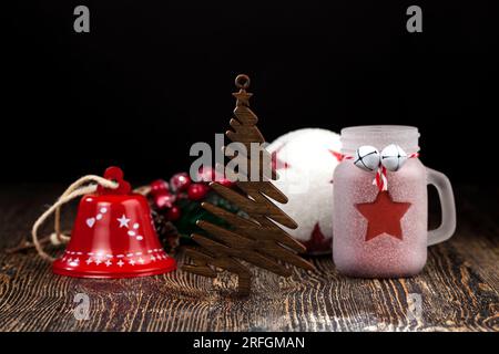 sapin de Noël en bois et autres jouets du nouvel an pour les fêtes, la fête du nouvel an et la préparation de décorations en bois d'épicéa Banque D'Images