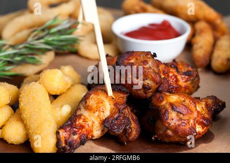 les ailes sont cuites et prêtes à manger dans un café, des ailes de poulet cuites au four avec du ketchup Banque D'Images