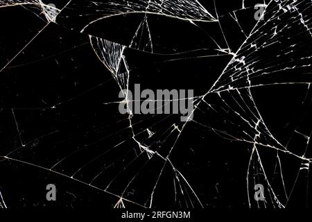 verre sale cassé avec beaucoup de dommages et de fissures sur un fond noir, verre mince cassé avec beaucoup de fissures Banque D'Images
