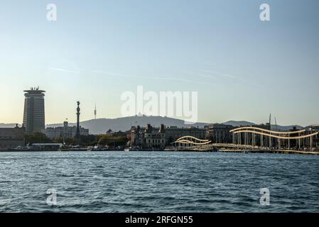 Vue depuis la mer du Vieux Port (Port Vell) de Barcelone avec le monument de Colomb, le Maremagnum et d'autres bâtiments emblématiques de la ville Banque D'Images