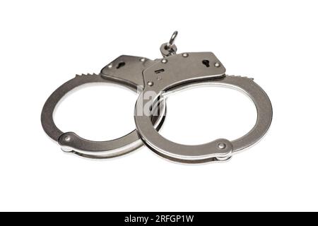 Paire de menottes en acier isolé sur fond blanc. Banque D'Images