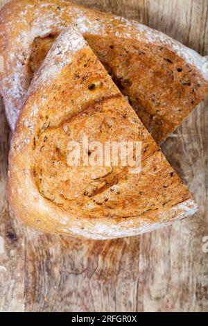 une miche de pain de couleur claire faite de farine mélangée de blé et de seigle, des morceaux de pain Banque D'Images