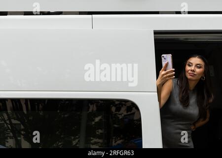 Washington, États-Unis. 03 août 2023. Un journaliste filme les manifestants devant E. Barrett Prettyman U.S. Palais de justice avant la mise en accusation de l’ancien président Donald Trump le jeudi 3 août 2023 à Washington DC (Julia Nikhinson/Sipa USA) crédit : SIPA USA/Alamy Live News Banque D'Images