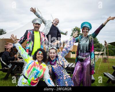 Wilderness Festival, Charlbury, Royaume-Uni. 3 août 2023. Revellers habillés et prêts pour le festival de quatre jours qui célèbre l'art, la culture et la musique. Crédit : Andrew Walmsley/Alamy Live News Banque D'Images