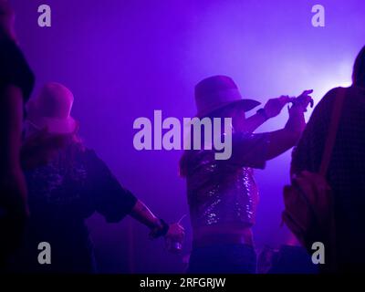 Wilderness Festival, Charlbury, Royaume-Uni. 3 août 2023. Revellers habillés et prêts pour le festival de quatre jours qui célèbre l'art, la culture et la musique. Crédit : Andrew Walmsley/Alamy Live News Banque D'Images