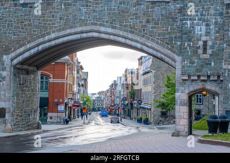 Entrée porte St Jean à travers l'ancien mur d'enceinte dans le Vieux-Québec. Banque D'Images