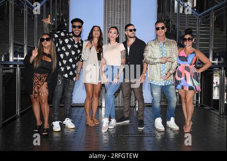 New York, États-Unis. 03 août 2023. Les acteurs de Jersey Shore Family Vacation (de gauche à droite) Nicole Snooki Polizzi, Paul DJ Pauly d' Delvecchio, Sammi Sweetheart' Giancola, Jenni JWOWW' Farley, Vinny Guadagnino, Mike 'The situation' Sorrentino et Deena Nicole Cortese visitent l'Empire State Building, New York, NY, le 3 août 2023. (Photo Anthony Behar/Sipa USA) crédit : SIPA USA/Alamy Live News Banque D'Images