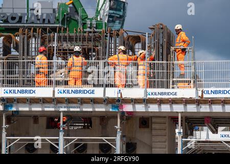 Harefield, Royaume-Uni. 3 août 2023. La construction des jetées HS2 High Speed Rail Colne Valley Viaduct (CVV) sur le lac Savay à Harefield pour le nouveau train à grande vitesse reliant Londres à Birmingham se poursuit. Selon HS2, le CVV s'étendra sur plus de 3,4 km (2 miles) à travers une série de lacs et de voies navigables entre Hillingdon et la M25. Ce sera le plus long pont ferroviaire du Royaume-Uni et près d'un kilomètre de plus que le Forth Rail Bridge. L'Infrastructure and Projects Authority, a placé le projet HS2 de plusieurs milliards de livres sterling entre Londres et Birmingham sur la liste de danger, callin Banque D'Images