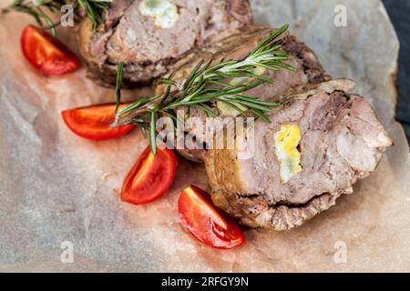 porc cuit au four avec des œufs à l'intérieur de la viande, coupé en un grand morceau pour manger, délicieux viande cuite au four Banque D'Images