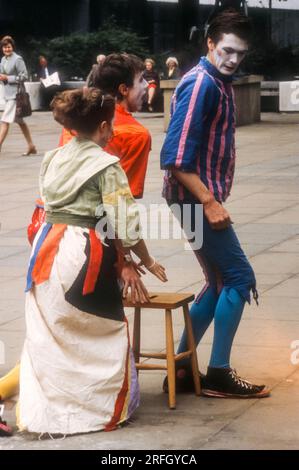 Photographie d'archives de 1976 d'artistes de rue à Paternoster Square, Londres. Banque D'Images