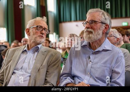 Belfast, Royaume-Uni. 03 août 2023. Falls Rd, Belfast 3 août 2023.The Choices for Ireland Jeremy Corbyn MP a adressé une foule de capacités au St Mary's University College à Belfast sur les choix concernant un référendum sur la réunification. Gerry Adams de Sinn Fein était également présent. Crédit : Bonzo/Alamy Live News Banque D'Images