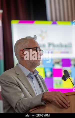 Belfast, Royaume-Uni. 03 août 2023. Falls Rd, Belfast 3 août 2023.The Choices for Ireland Jeremy Corbyn MP a adressé une foule de capacités au St Mary's University College à Belfast sur les choix concernant un référendum sur la réunification. Gerry Adams de Sinn Fein était également présent. Crédit : Bonzo/Alamy Live News Banque D'Images