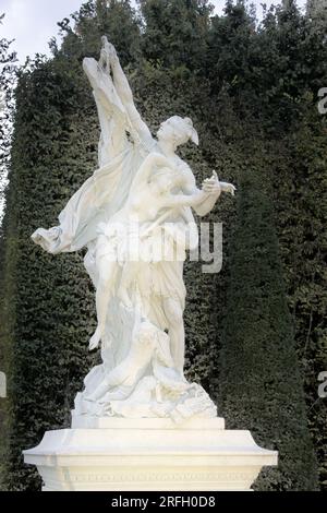 Versailles, France - 26 septembre 2017 : parc de Versailles à l'automne, sculpture de jardin Persée libère Andromède. Résidence royale. Ensemble Palais et Parc Banque D'Images