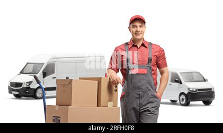 Travailleur avec une camionnette et une pile de boîtes chargées sur un camion manuel isolé sur fond blanc Banque D'Images