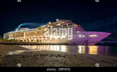 Vue en soirée du bateau de croisière MSC Divina Banque D'Images