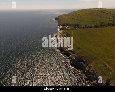 Falaises et collines sur la célèbre côte jurassique du Dorset, à Winpit Cove et Quarry, près de Worth Matravers. Banque D'Images