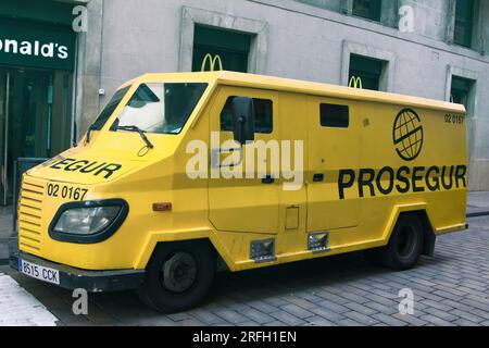 Barcelone, Espagne - 9 octobre 2017 : véhicule blindé pour transporter de l'argent, des espèces et des objets de valeur en transit. Protection de l'argent. Des millions d'euros se déplacent qu Banque D'Images