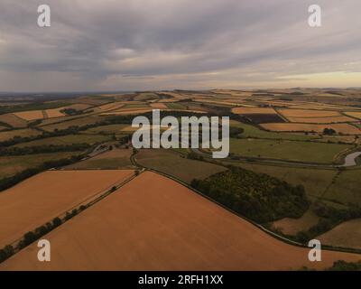 La rivière Arun, qui traverse une plaine inondable agricole, près d'Arundel, West Sussex. Banque D'Images