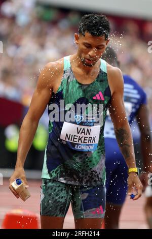 Wayde van NIEKERK d'Afrique du Sud se jette de l'eau sur lui-même avant le début du 400 mètres de mens dans la Wanda Diamond League, London Stadium, Queen Elizabeth Park - Londres, le 23 juillet 2023 Banque D'Images