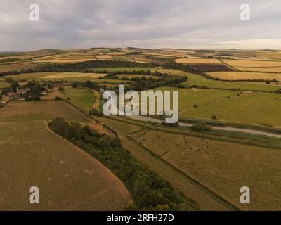 La rivière Arun, qui traverse une plaine inondable agricole, près d'Arundel, West Sussex. Banque D'Images