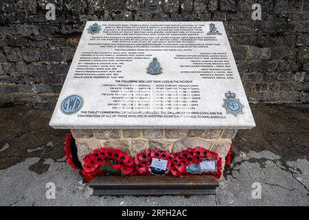 Tablette commémorative de l'explosion de la forêt de Savernake pour honorer huit hommes tués dans l'explosion de munitions en 1946, Marlborough, Wiltshire, Angleterre, Royaume-Uni Banque D'Images