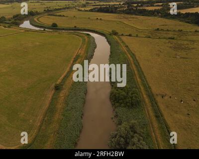 La rivière Arun, qui traverse une plaine inondable agricole, près d'Arundel, West Sussex. Banque D'Images