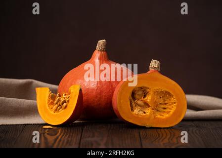 Hokkaido Pumpkins ou Red Kuri squash sur la table Banque D'Images