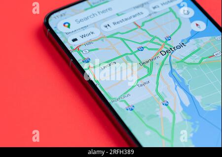 New York, USA - 21 juillet 2023 : carte des embouteillages à Detroit sur écran smartphone vue rapprochée Banque D'Images