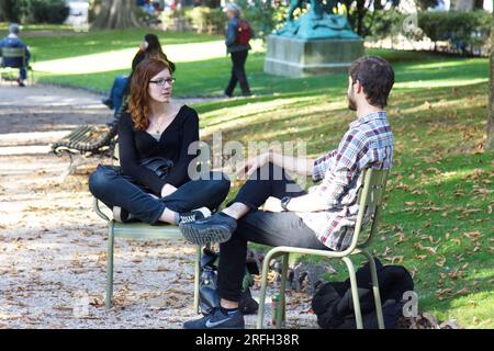 Paris, France - 23 septembre 2017 : conversation animée d'un couple de jeunes Banque D'Images