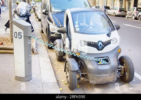 France, Paris - 24 septembre 2017 : le propriétaire recharge les batteries de sa voiture électrique à la borne de recharge Banque D'Images