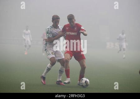 Stockholm, Suède. 03 août 2023. Gijs Smal de Twente et Markus Karlsson de Hammarby se battent pour le ballon en fumée des fusées éclairantes des supporters lors du deuxième tour de qualification, 2e match de football de la Ligue de conférence UEFA entre Hammarby IF (SWE) et FC Twente (NED) au Tele2 Arena.in Stockholm, Suède, le jeudi 3 août 2023. Photo : Mickan Palmqvist/TT/code11576 ***SWEDEN OUT*** crédit : TT News Agency/Alamy Live News Banque D'Images