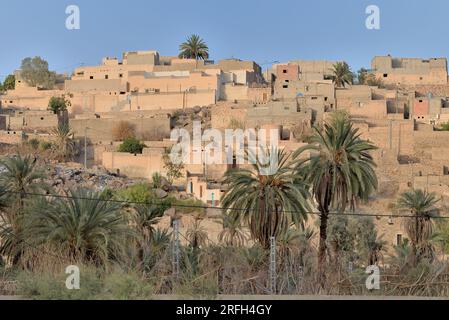 OASIS DE DJANET AVEC ARCHITECTURE TRADITIONNELLE TOUAREG DANS LE DÉSERT DU SAHARA EN ALGÉRIE. Banque D'Images